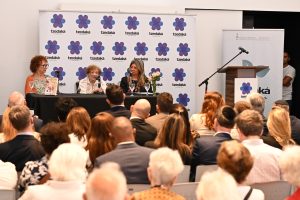 Presentación Voces con Historia III en inglés