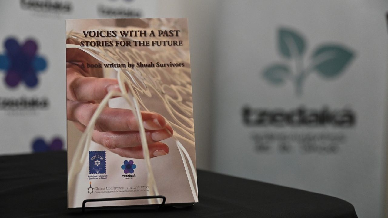 Libro "Voices with a past, stories for the future"