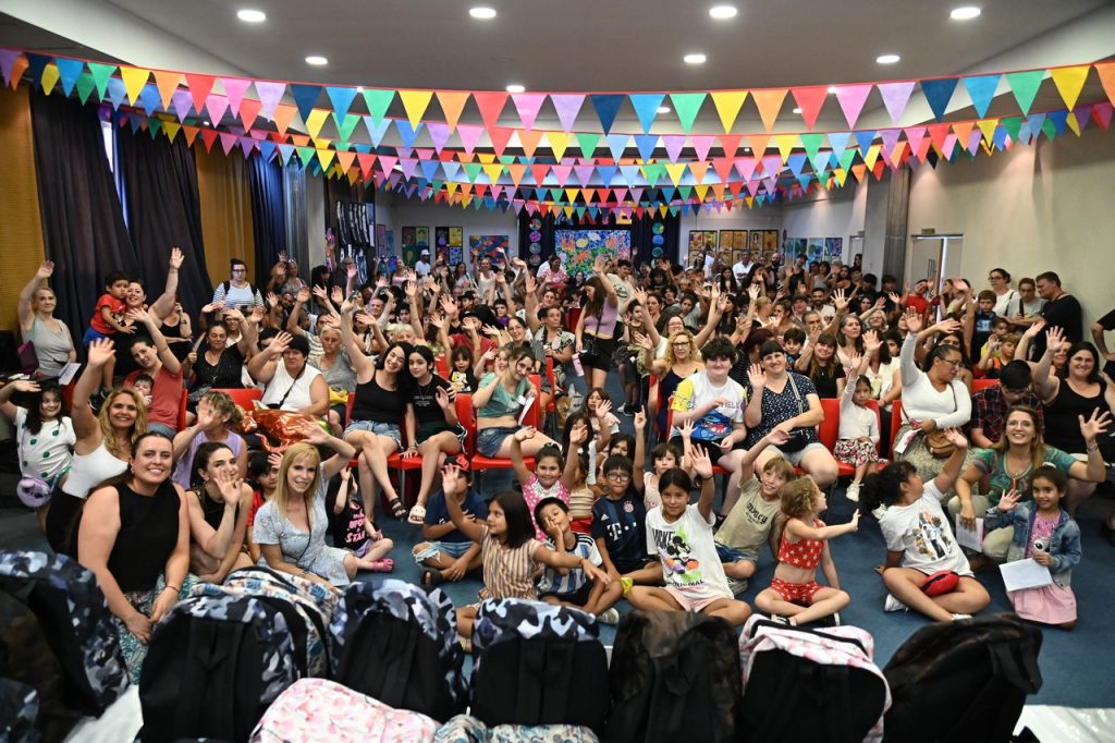 Programa ABC entrega de mochilas y útiles escolares